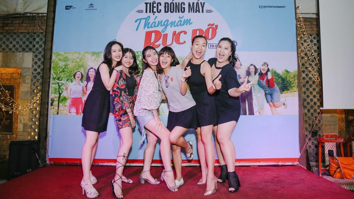 Dàn sao trong phim mới của đạo diễn Dũng 'khùng' nhảy múa ăn mừng tiệc đóng máy Ảnh 10