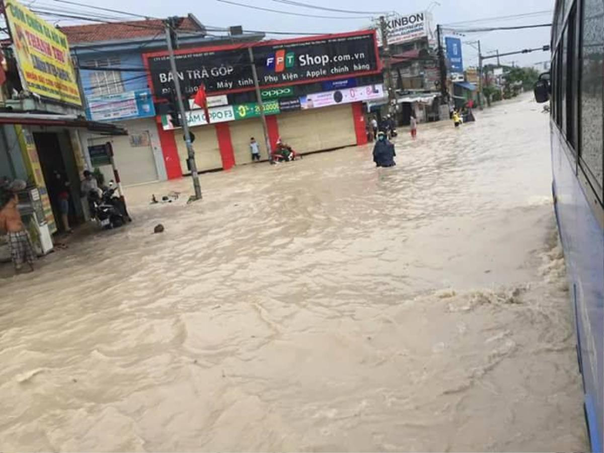 Đồng Nai: Mưa khủng khiếp khiến hàng trăm nhà dân ngập nặng, trường học đóng cửa Ảnh 1