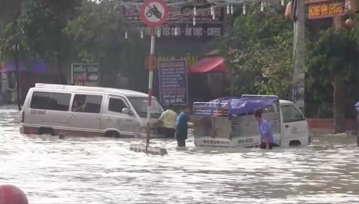 Đồng Nai: Mưa khủng khiếp khiến hàng trăm nhà dân ngập nặng, trường học đóng cửa Ảnh 11