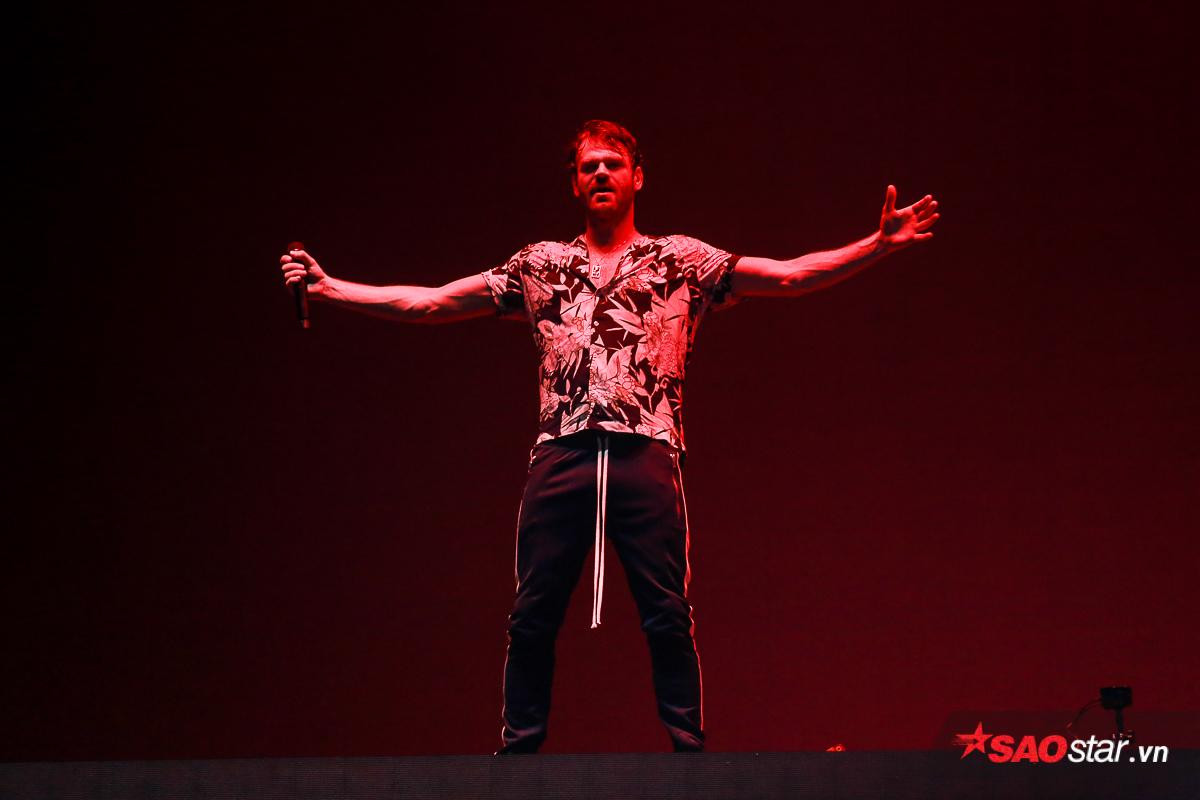 Không mưa gió, không huỷ show như Ariana: Đêm diễn của The Chainsmokers làm xiêu lòng fan Việt! Ảnh 7