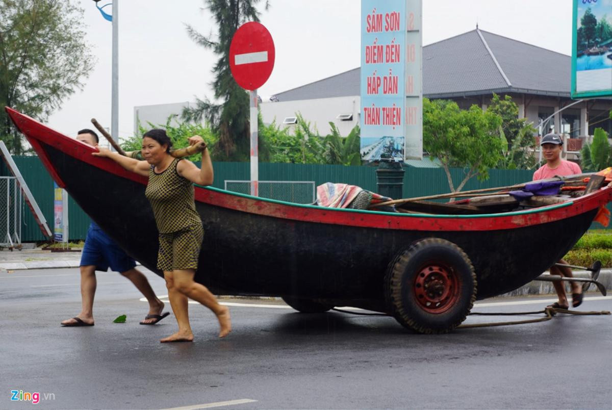 Người dân chằng chéo nhà cửa trước cơn bão mạnh nhất năm Ảnh 1