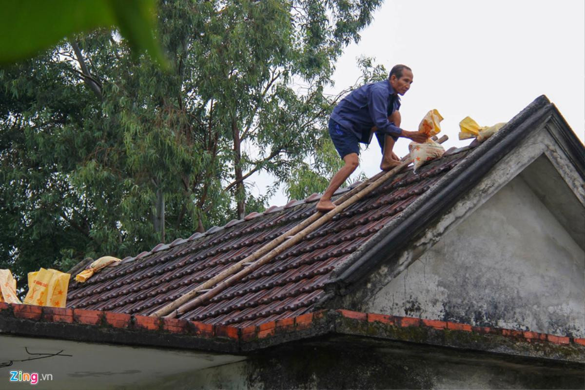 Người dân chằng chéo nhà cửa trước cơn bão mạnh nhất năm Ảnh 3