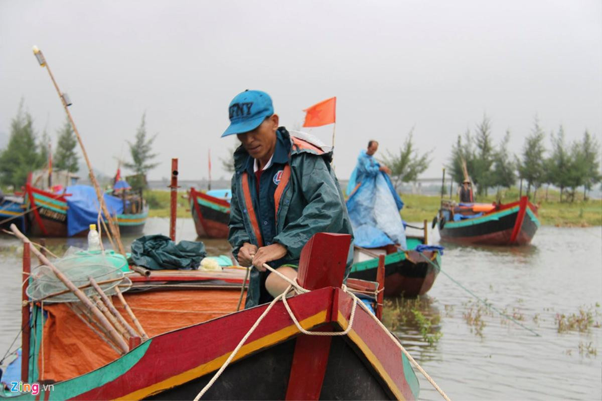 Người dân chằng chéo nhà cửa trước cơn bão mạnh nhất năm Ảnh 5