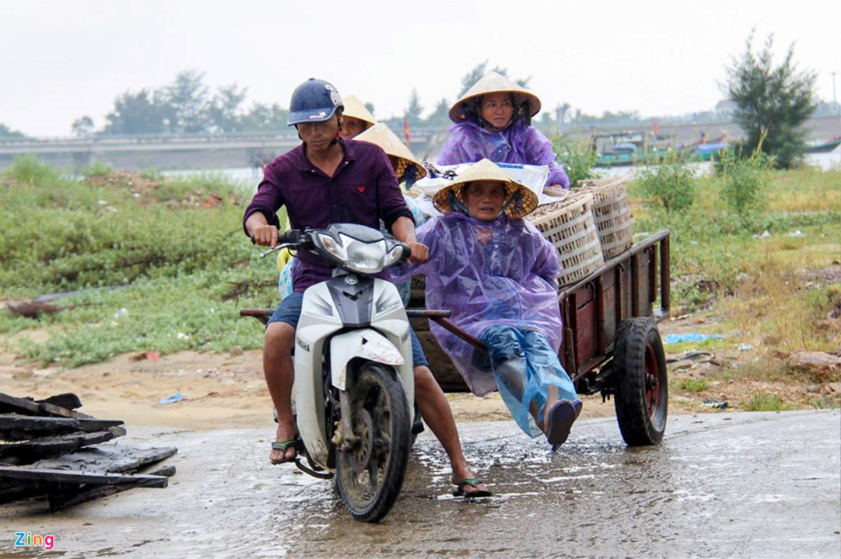 Người dân chằng chéo nhà cửa trước cơn bão mạnh nhất năm Ảnh 10