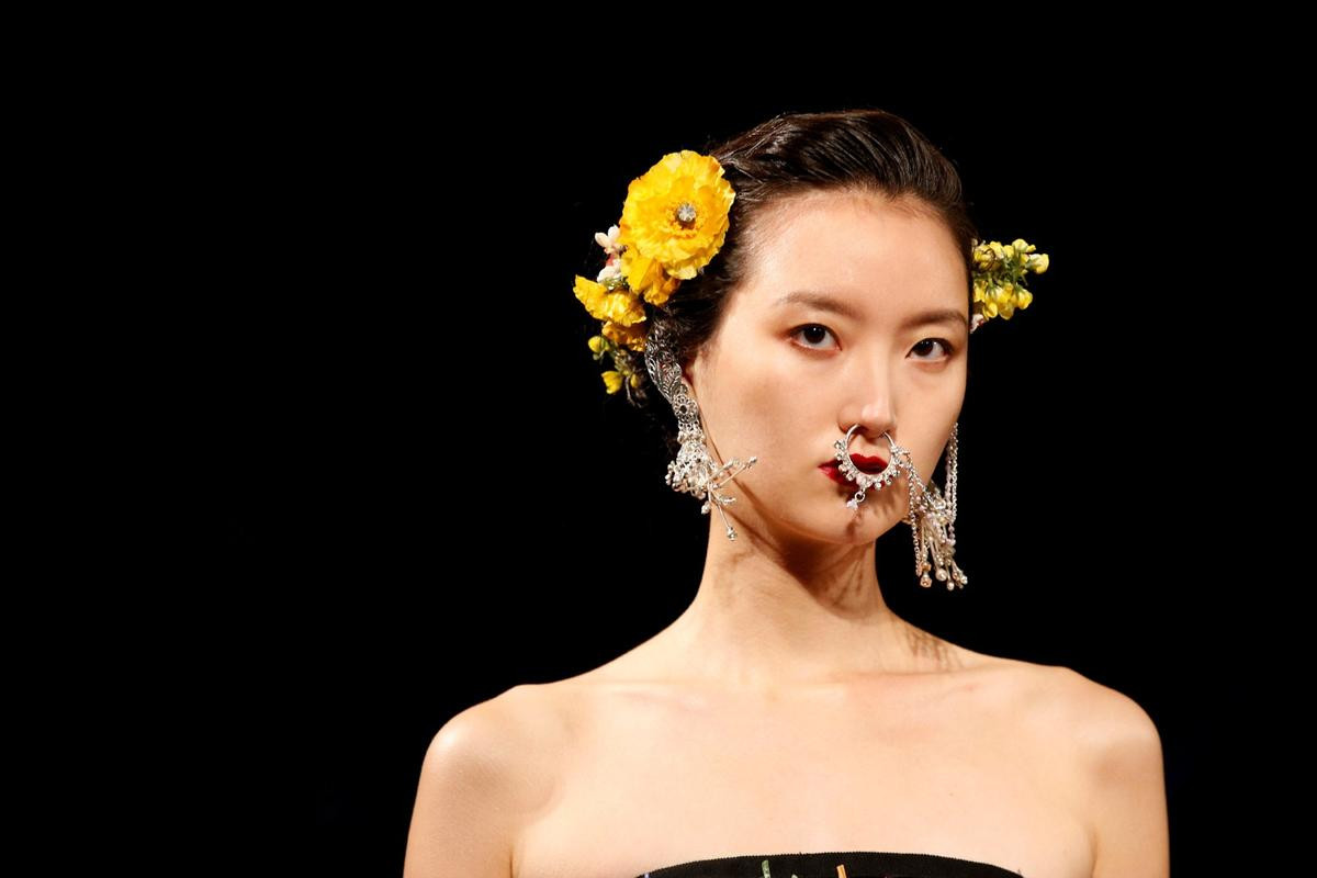 Những hình ảnh ấn tượng nhất từ sàn catwalk tại New York Fashion Week 2017 Ảnh 8