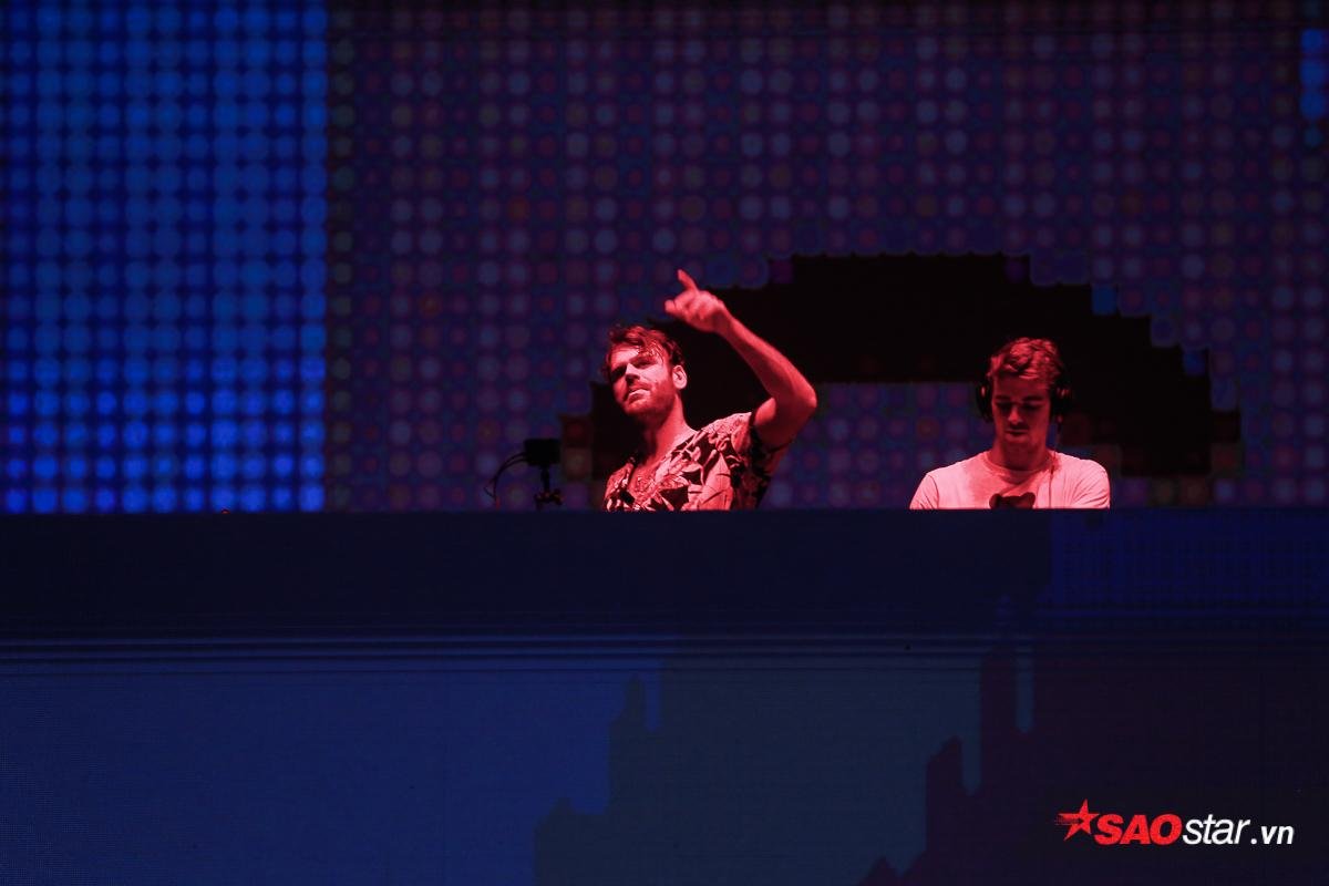 The Chainsmokers mặc quần đùi, cởi phăng áo: Chơi full set 'căng đét' cùng fan Việt Nam! Ảnh 7