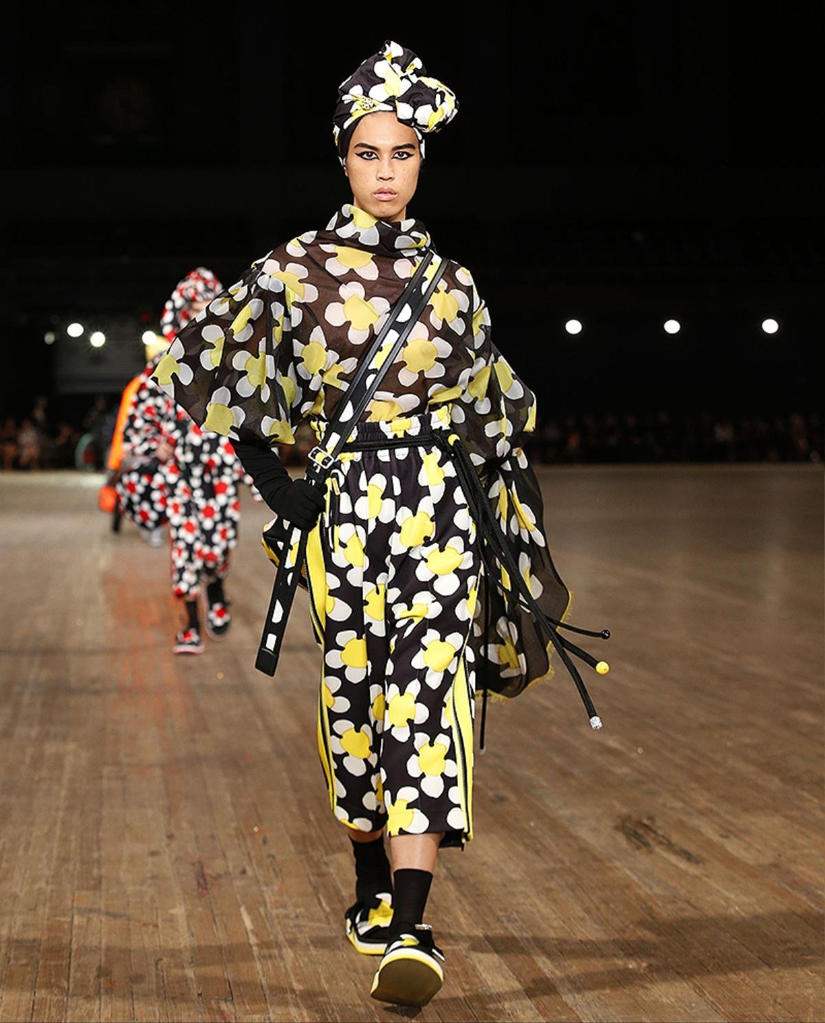 Điều gì khiến cả làng thời trang 'bấn loạn' vì show diễn của Marc Jacobs tại NYFW Show? Ảnh 2