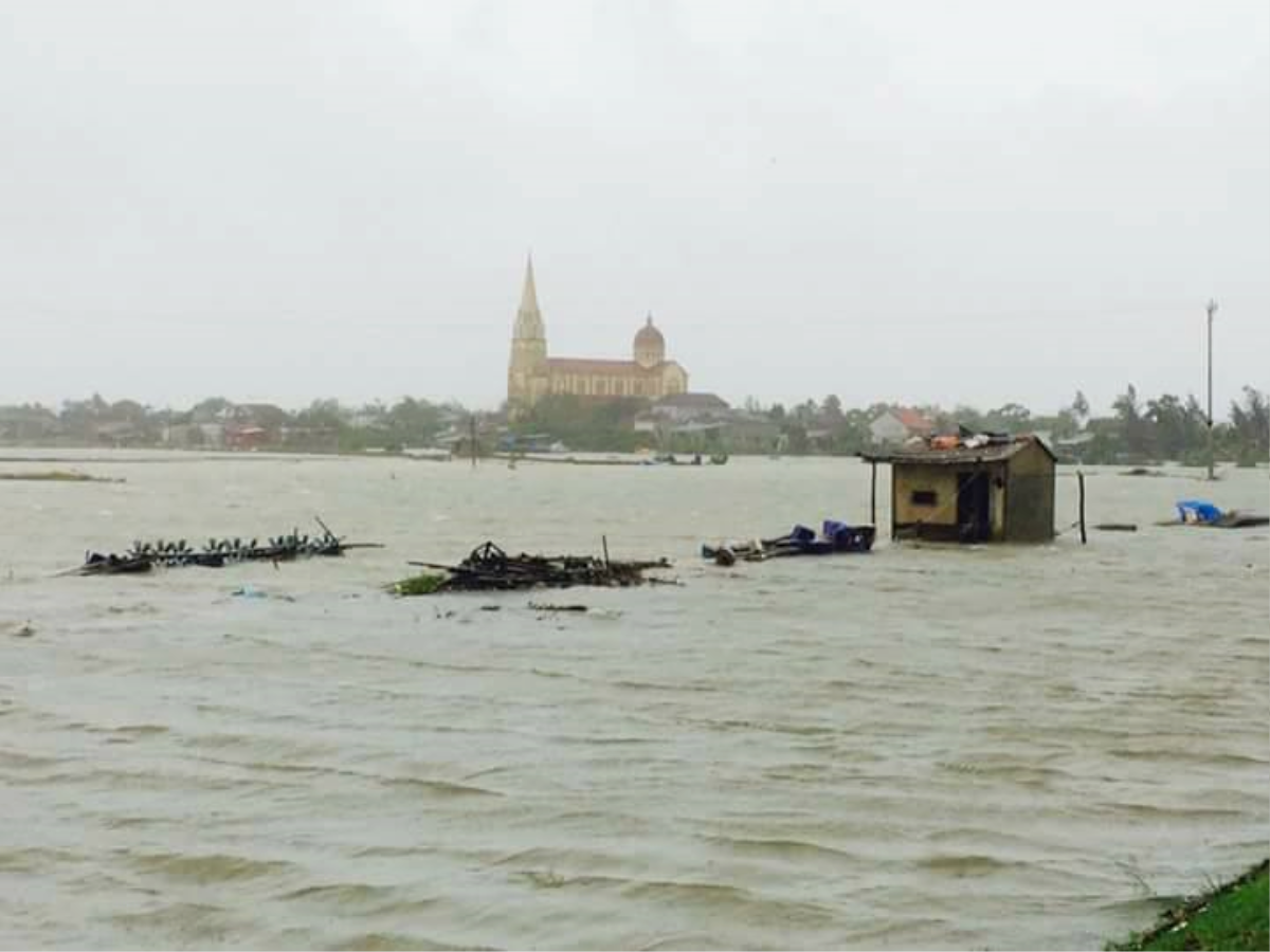 Chùm ảnh: Khung cảnh hoang tàn nơi cơn bão số 10 quét qua Ảnh 25