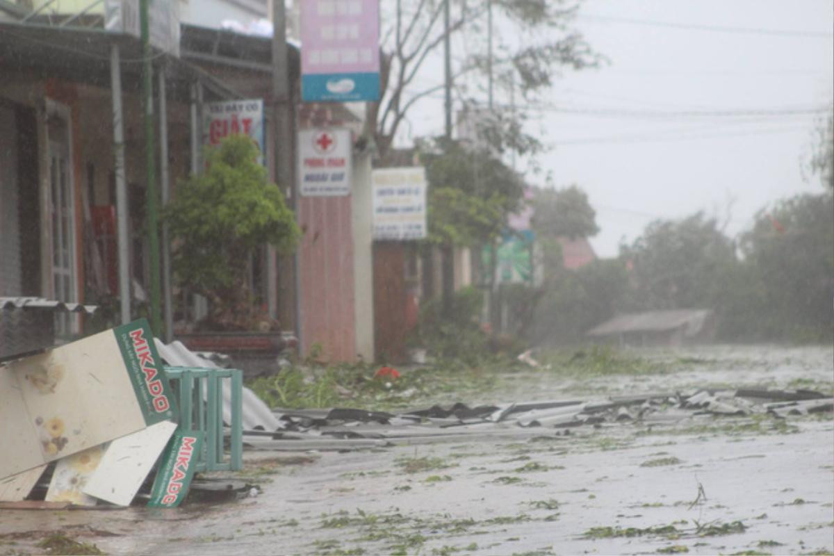 Chùm ảnh: Khung cảnh hoang tàn nơi cơn bão số 10 quét qua Ảnh 11