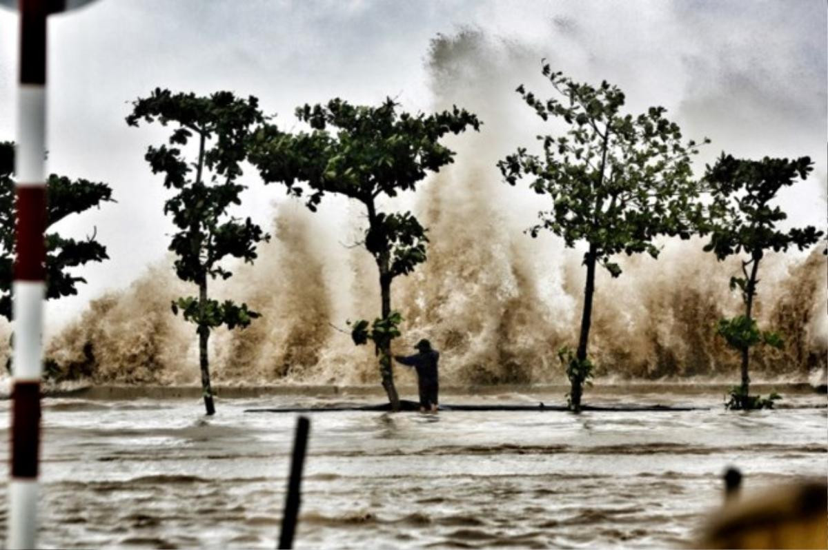 Lắng lòng trước hình ảnh cô gái trẻ cuống quýt về quê chịu tang bà mất trong bão số 10 Ảnh 3