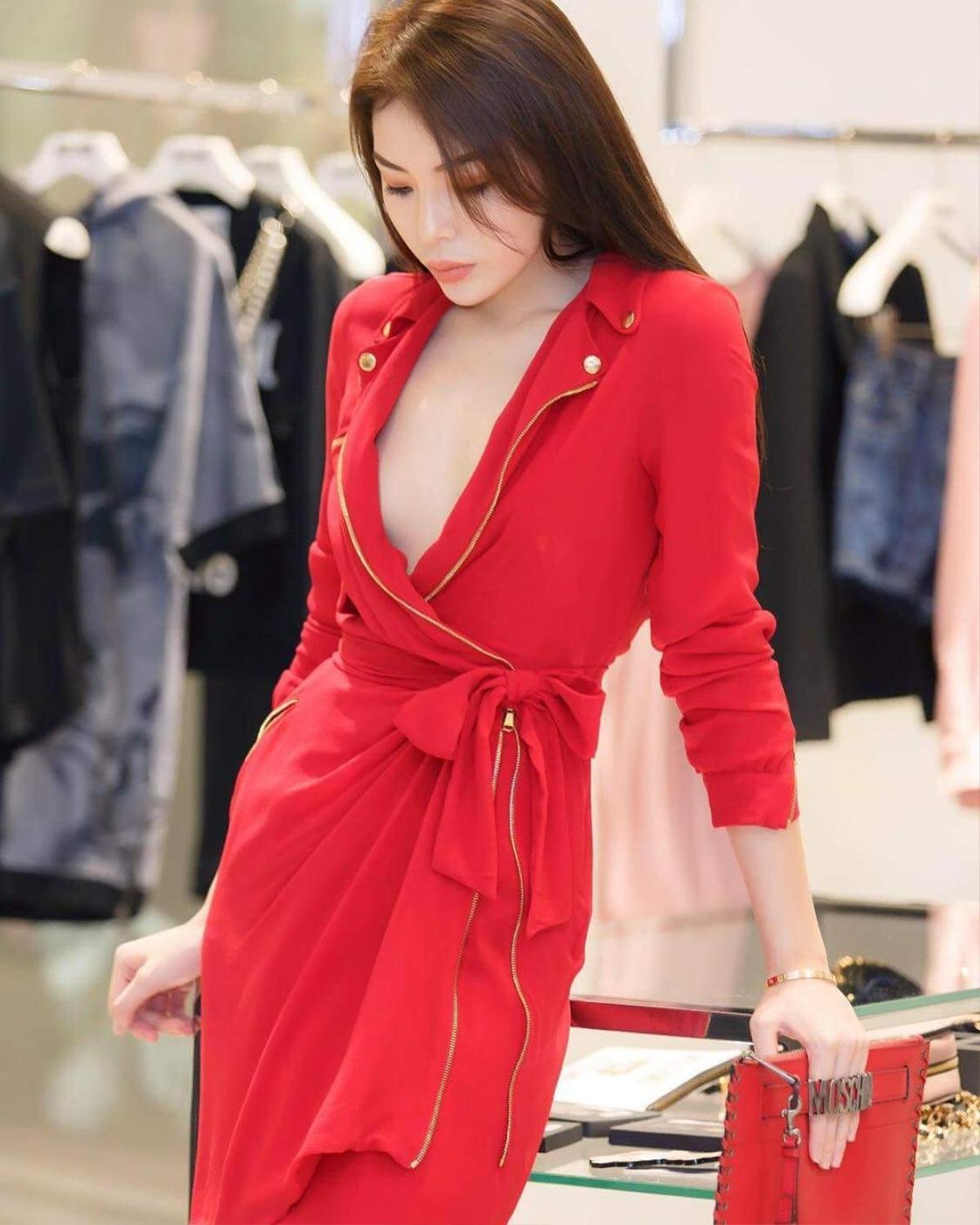 Nhìn Kỳ Duyên điệu đà trong mẫu váy Moschino, các tín đồ thời trang lập tức nhớ ngay Lan Khuê! Ảnh 1