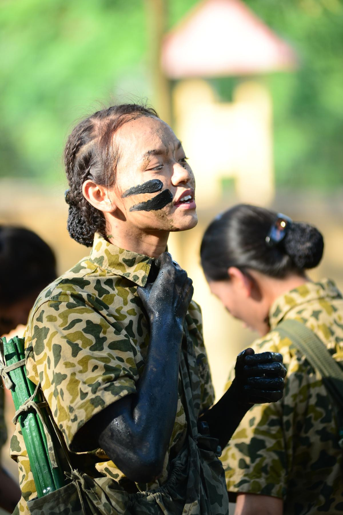 Quyết tâm làm 'chiến sĩ đẹp', Mai Ngô quên cả ăn, kẻ chân mày mọi lúc mọi nơi Ảnh 9