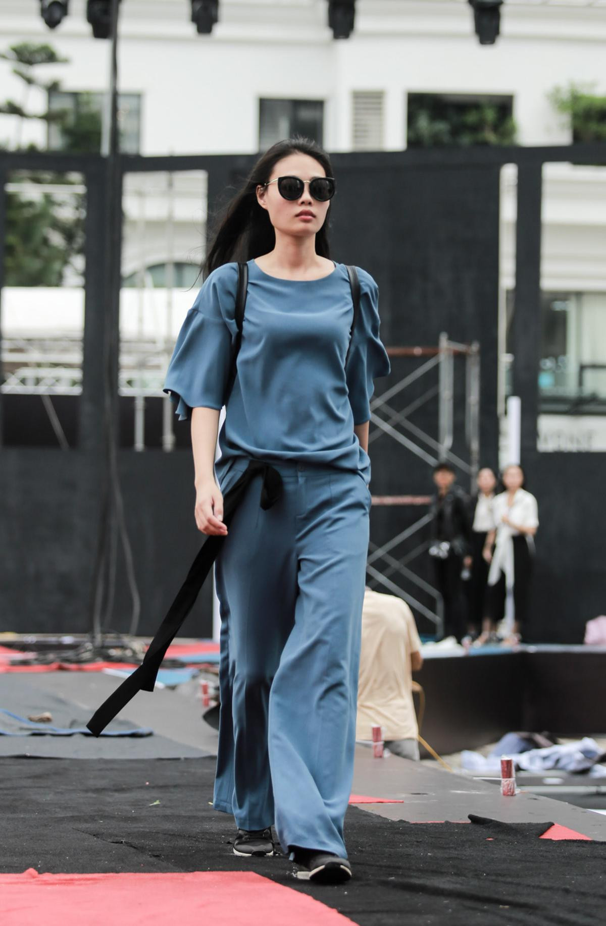 Mâu Thủy diện đồ sang chảnh catwalk 'xuyên mưa' trước khi tham gia cuộc chiến thời trang cùng Phạm Hương, Minh Tú Ảnh 8