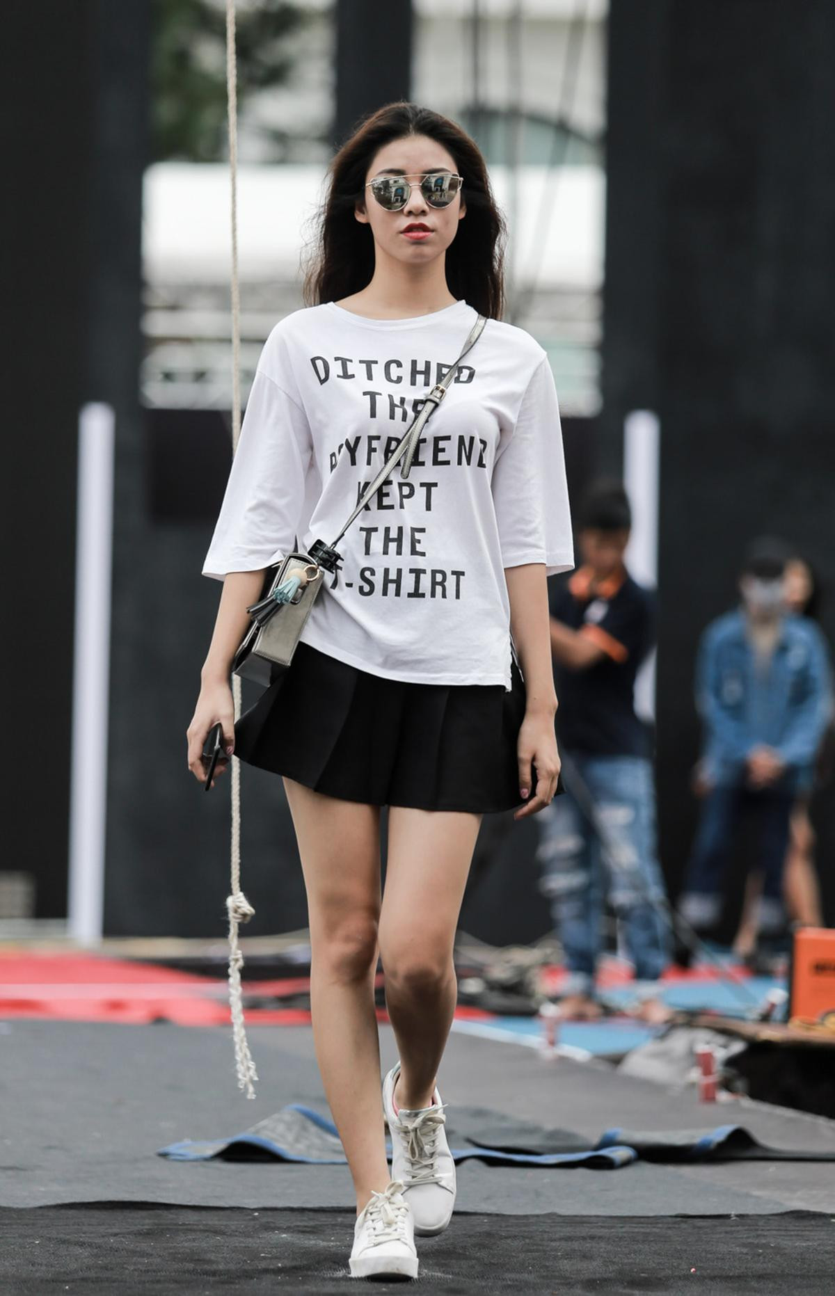 Mâu Thủy diện đồ sang chảnh catwalk 'xuyên mưa' trước khi tham gia cuộc chiến thời trang cùng Phạm Hương, Minh Tú Ảnh 5