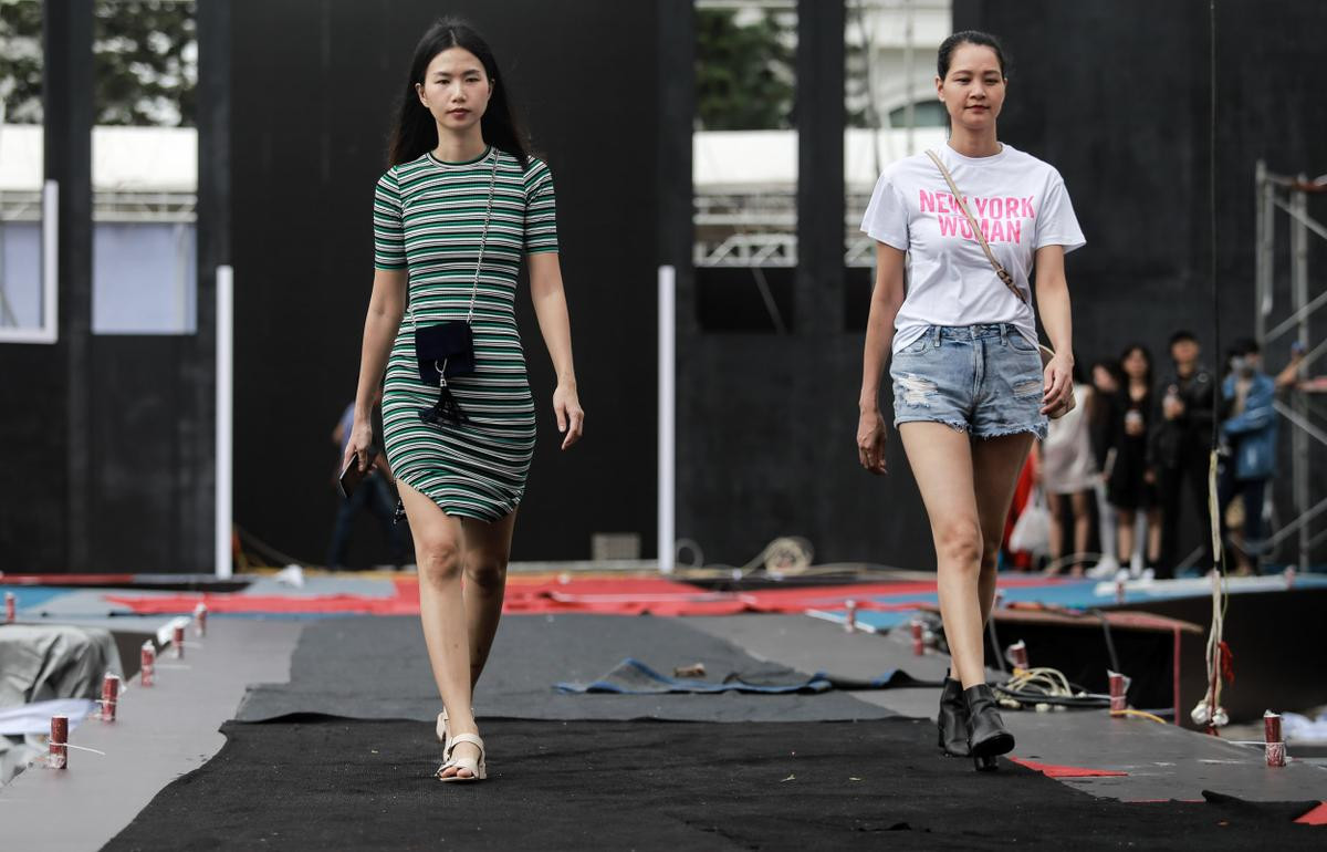 Mâu Thủy diện đồ sang chảnh catwalk 'xuyên mưa' trước khi tham gia cuộc chiến thời trang cùng Phạm Hương, Minh Tú Ảnh 4