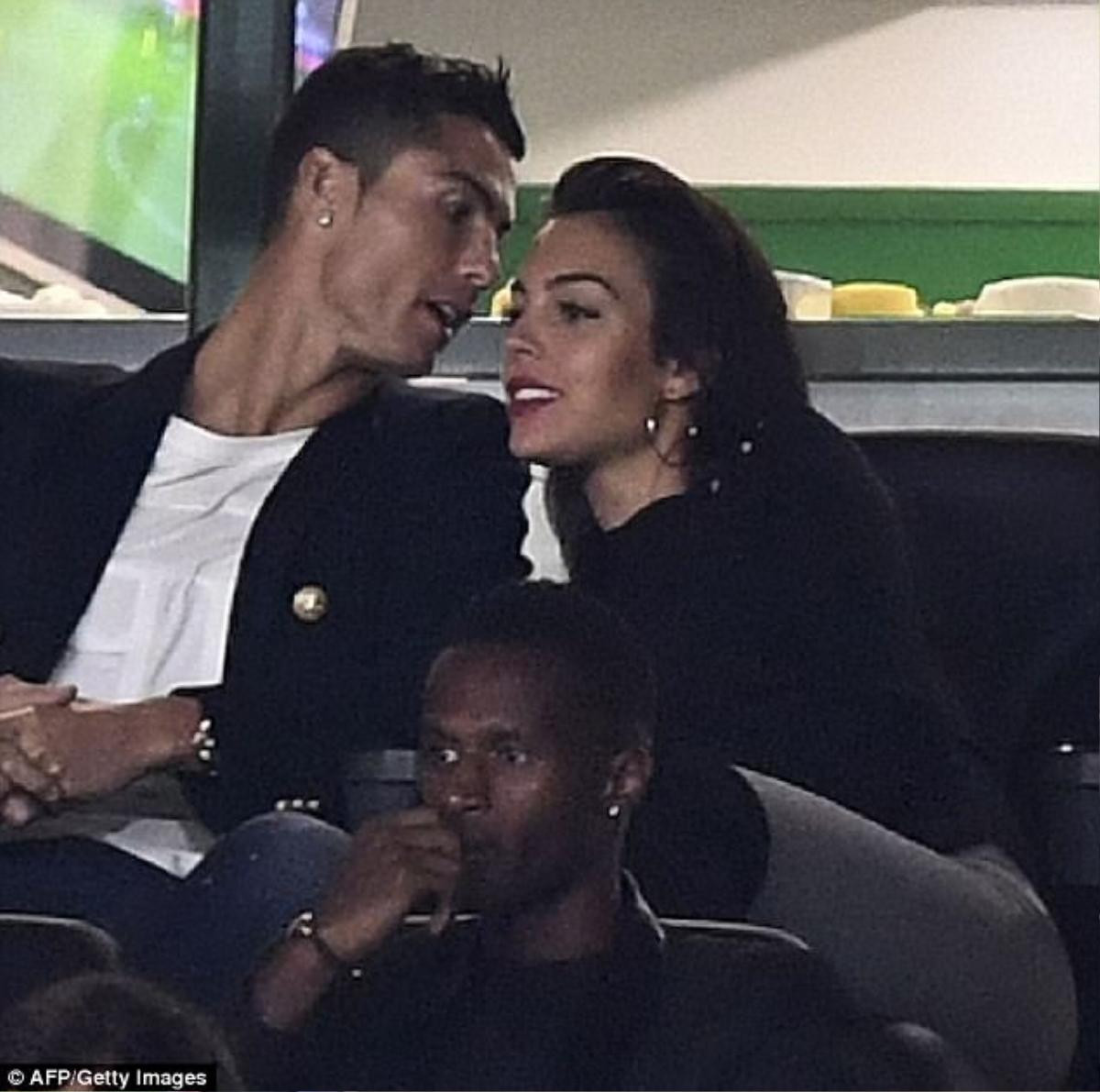 Ronaldo đưa bà bầu 8 tháng Georgina Rodriguez đi xem đá bóng Ảnh 4