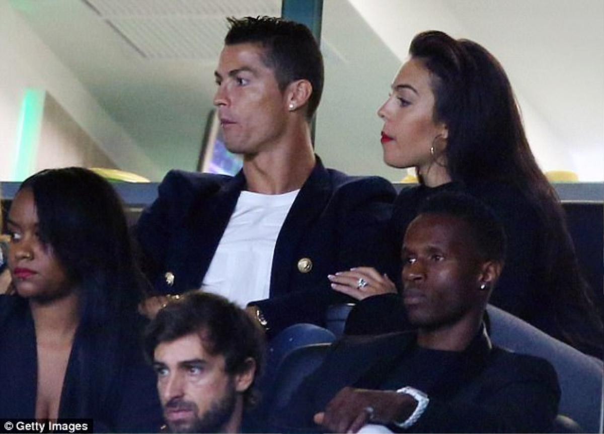 Ronaldo đưa bà bầu 8 tháng Georgina Rodriguez đi xem đá bóng Ảnh 3