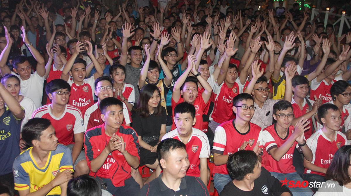 Fan nữ Arsenal Việt rướm nước mắt vì ‘pháo thủ” hụt mất chiến thắng Ảnh 1