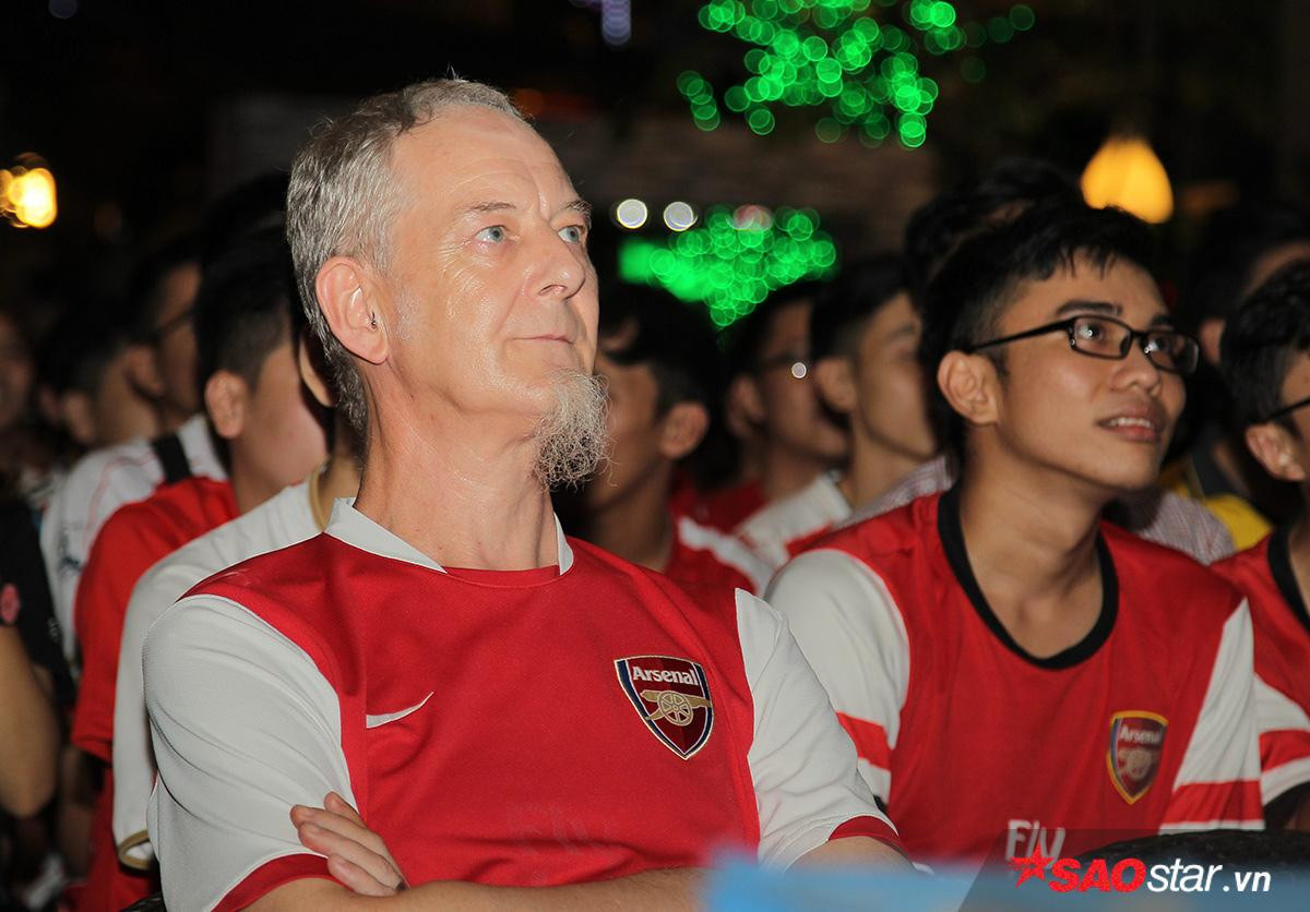 Fan nữ Arsenal Việt rướm nước mắt vì ‘pháo thủ” hụt mất chiến thắng Ảnh 3