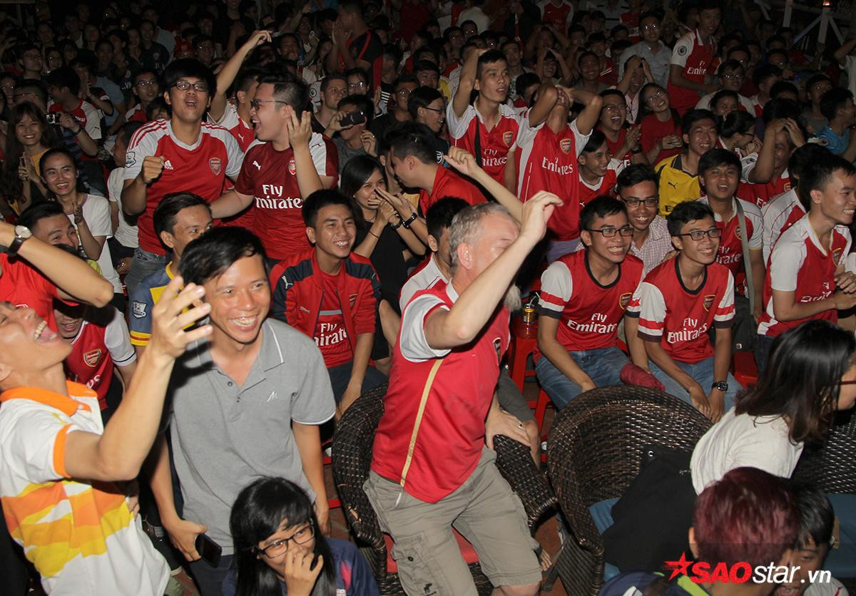 Fan nữ Arsenal Việt rướm nước mắt vì ‘pháo thủ” hụt mất chiến thắng Ảnh 7