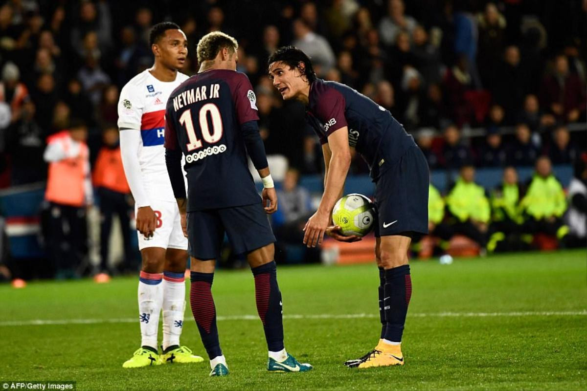 Tranh sút 11 mét với Neymar, Cavani có thể phải ‘ra đường’ Ảnh 1