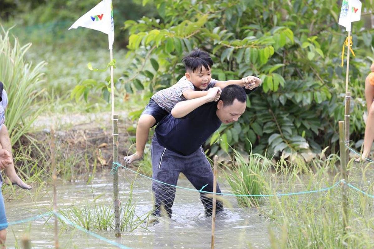 Chết cười vì những màn cứu thương bá đạo của các y tá nhí trong 'Bố ơi mình đi đâu thế?' Ảnh 3