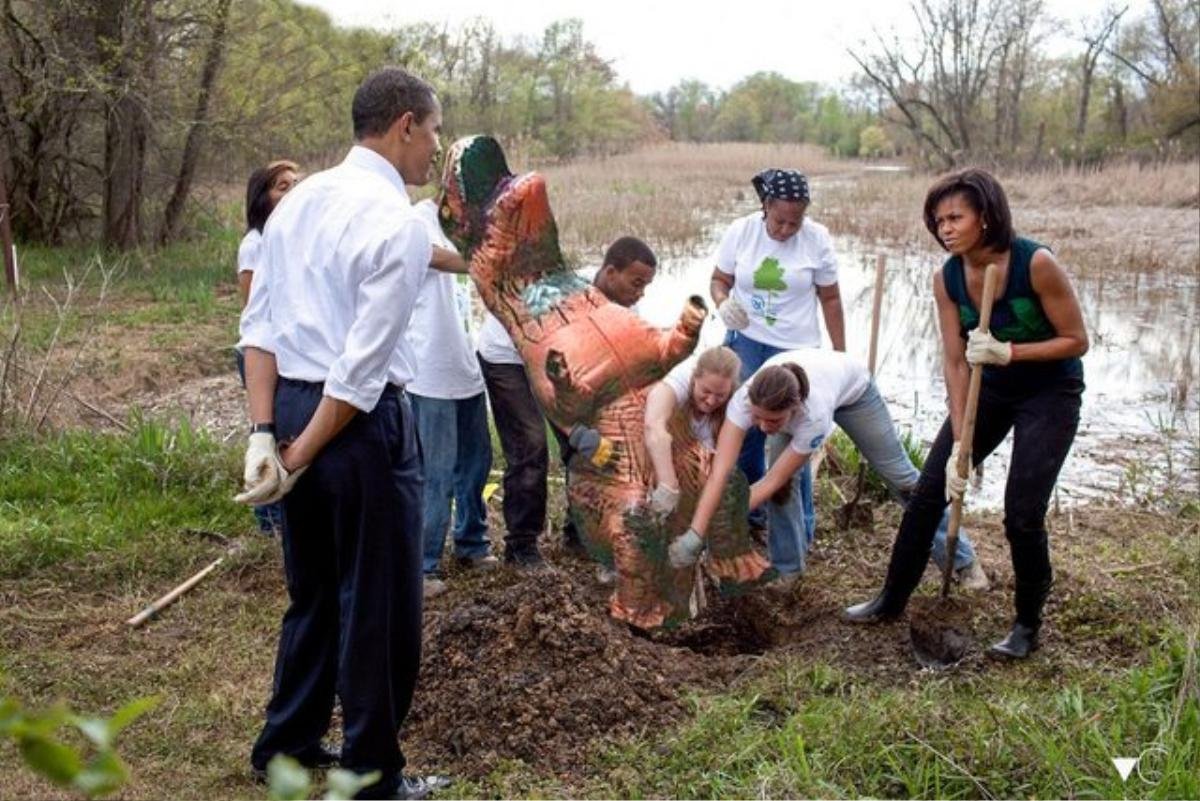 Cư dân mạng hào hứng với ảnh chế gia đình Obama trồng cây Ảnh 2