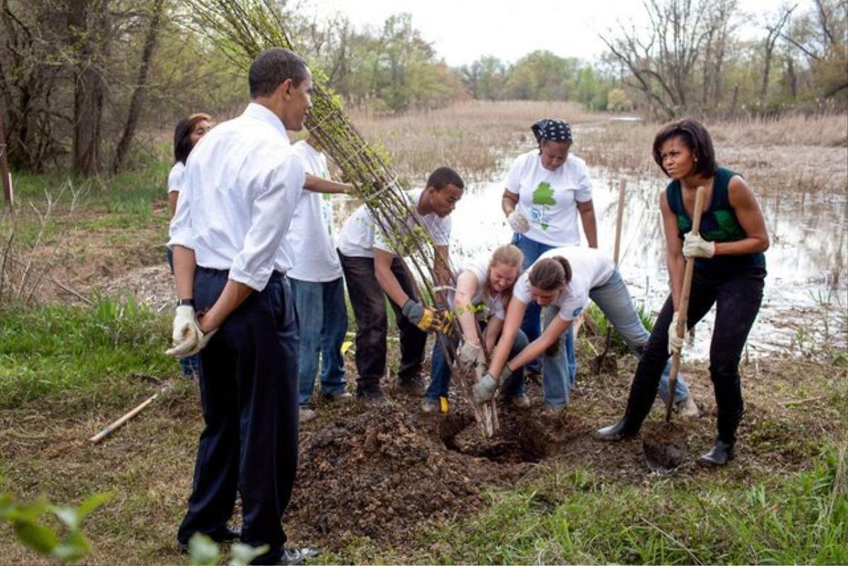 Cư dân mạng hào hứng với ảnh chế gia đình Obama trồng cây Ảnh 1