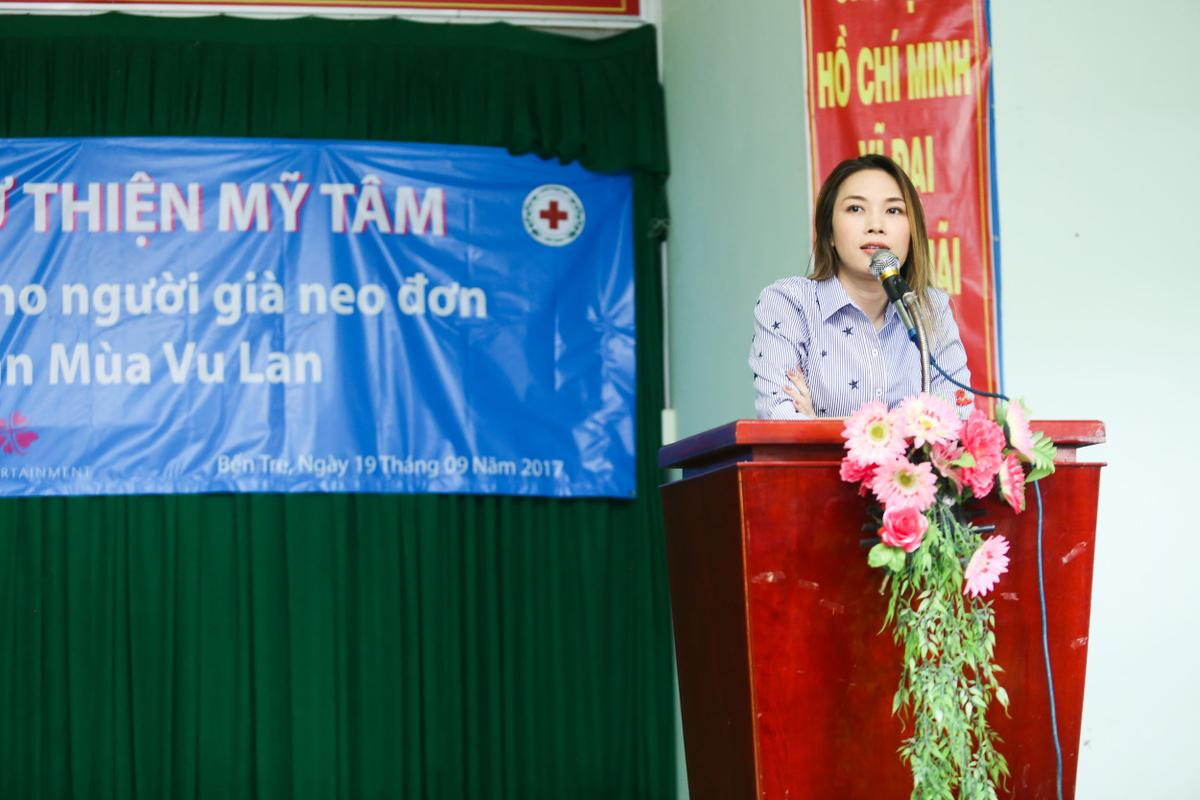 Mỹ Tâm lại gây sốt với hình ảnh ngồi bệt xuống vệ đường giao lưu cùng các cụ bà Ảnh 1