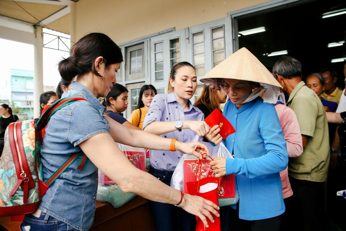 Mỹ Tâm lại gây sốt với hình ảnh ngồi bệt xuống vệ đường giao lưu cùng các cụ bà Ảnh 5