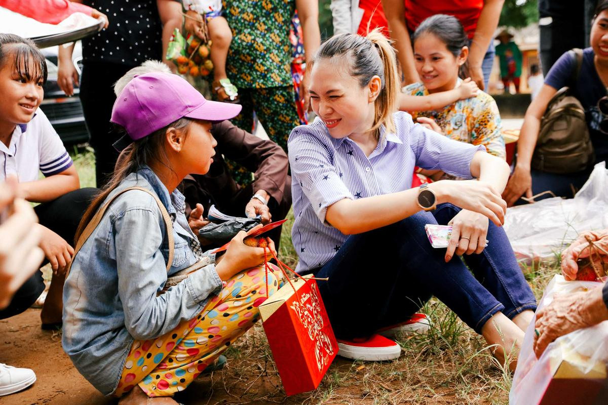 Mỹ Tâm lại gây sốt với hình ảnh ngồi bệt xuống vệ đường giao lưu cùng các cụ bà Ảnh 8