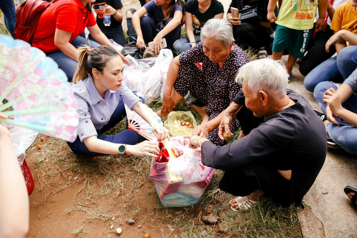 Mỹ Tâm lại gây sốt với hình ảnh ngồi bệt xuống vệ đường giao lưu cùng các cụ bà Ảnh 10