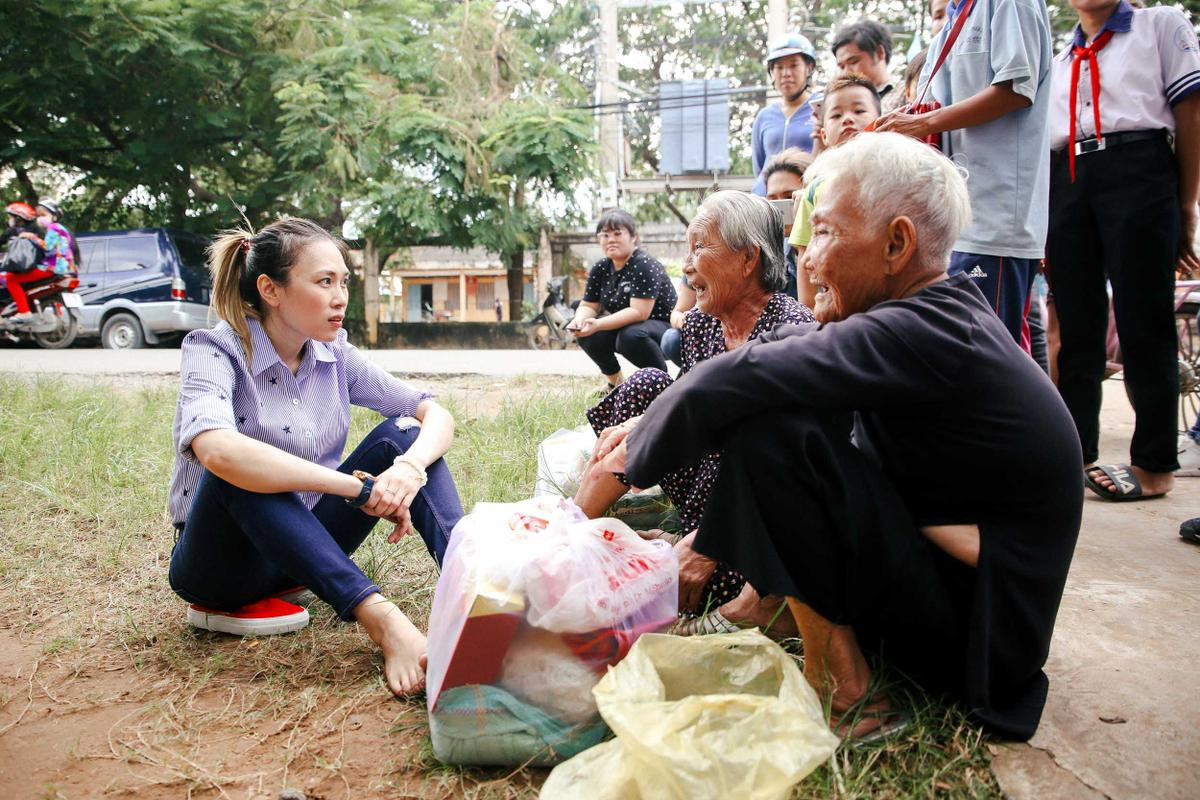 Mỹ Tâm lại gây sốt với hình ảnh ngồi bệt xuống vệ đường giao lưu cùng các cụ bà Ảnh 9