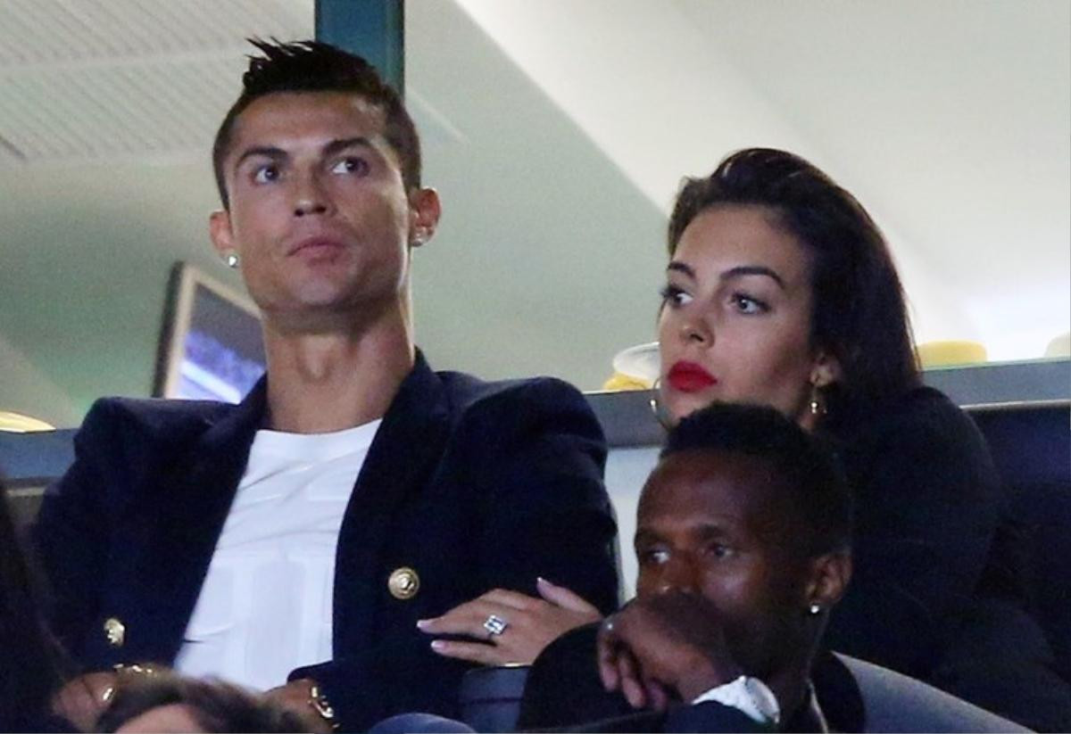 Khoe khéo nhẫn kim cương, Georgina Rodríguez ngầm khẳng định sắp cưới Ronaldo Ảnh 1