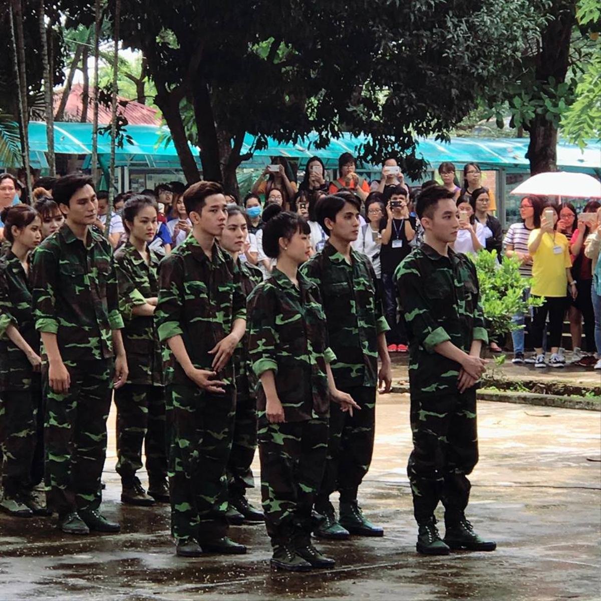 Fan 'đứng ngồi không yên' trước hình ảnh điển trai của Sơn Tùng M-TP trong trang phục quân đội Ảnh 1