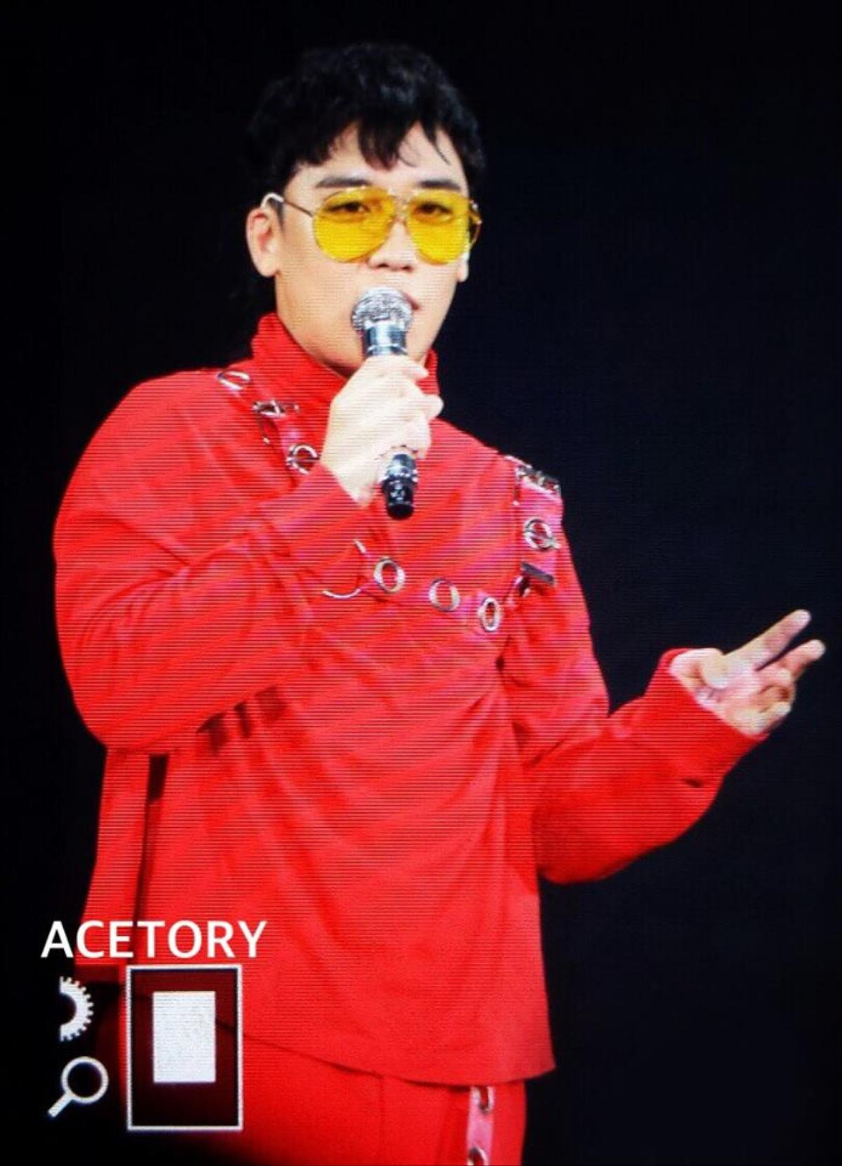 Vô tư 'gây rối' trong concert của G-Dragon, em út Seungri bị trưởng nhóm BigBang 'đuổi thẳng' Ảnh 1