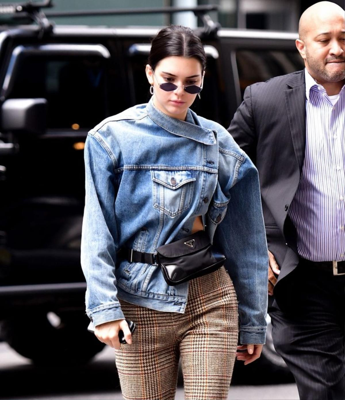 Không hổ danh fashion icon, Kendall vừa 'sáng tạo' cách diện áo khoác denim hoàn toàn mới! Ảnh 2