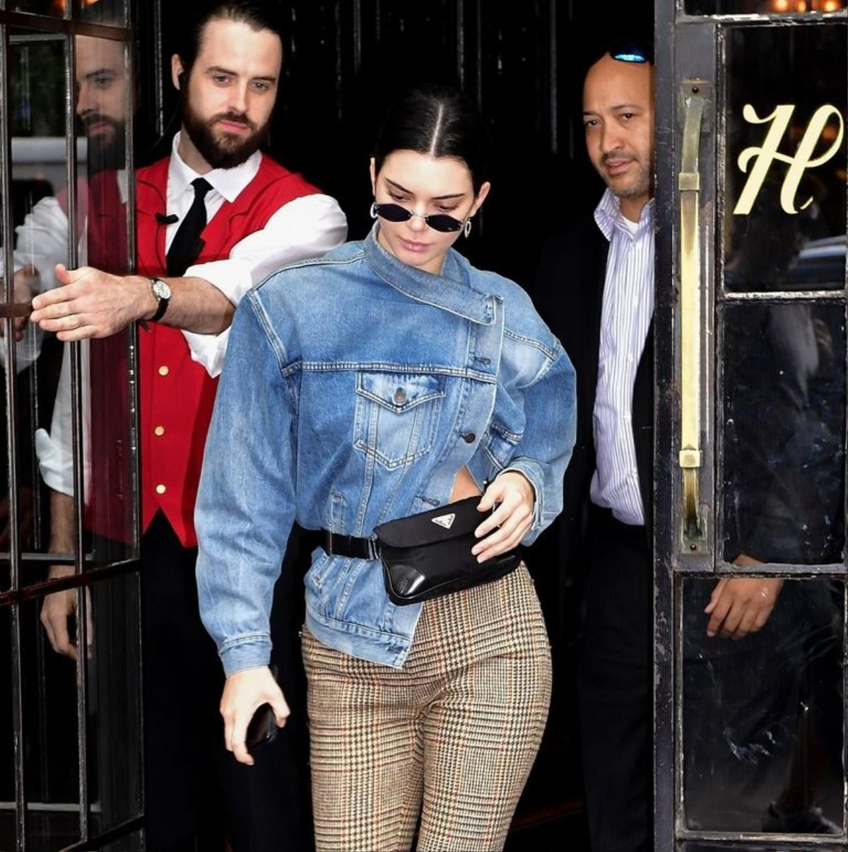 Không hổ danh fashion icon, Kendall vừa 'sáng tạo' cách diện áo khoác denim hoàn toàn mới! Ảnh 3