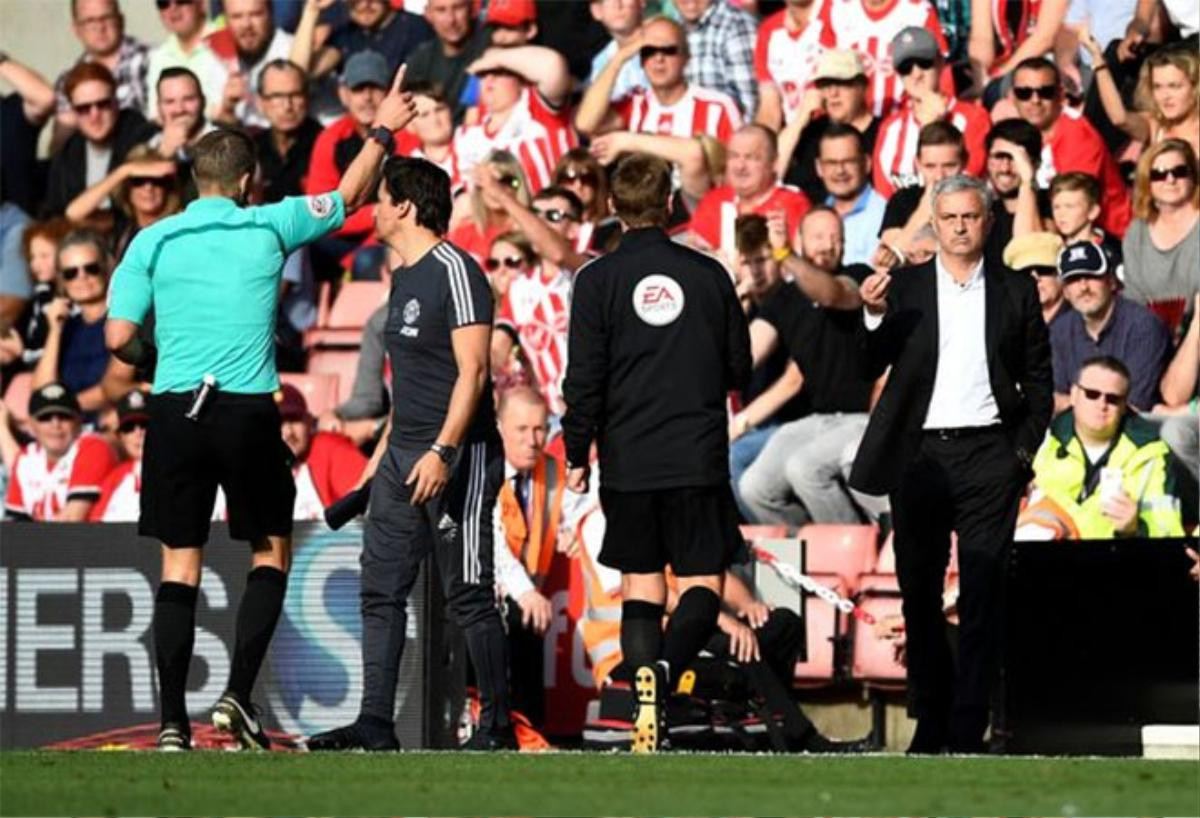 Máu trên mắt Rooney và 'chiêu độc' của Mourinho Ảnh 1