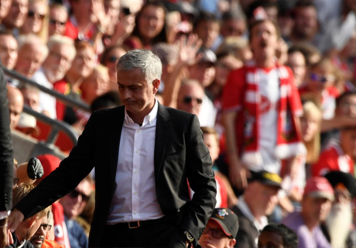 Mourinho cố tình chịu phạt để câu giờ cho học trò? Ảnh 5