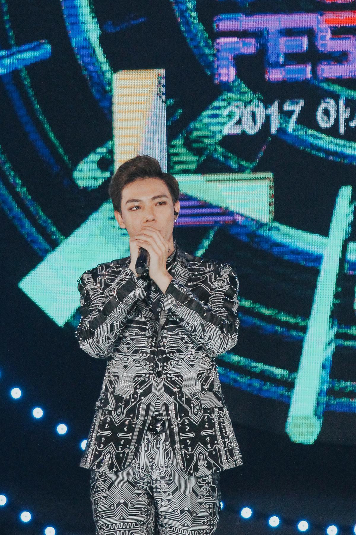 Erik gây ấn tượng trên sân khấu Asia Song Festival, thân thiết cùng NU'EST sau hậu trường Ảnh 3