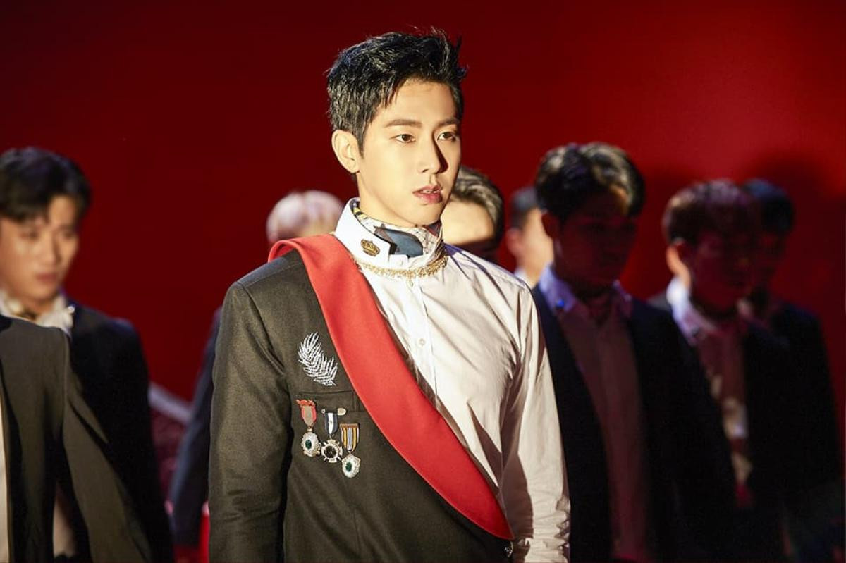 'Sởn da gà' với MV 'nóng hừng hực' từ Yunho: Quả không hổ danh là TVXQ! Ảnh 1