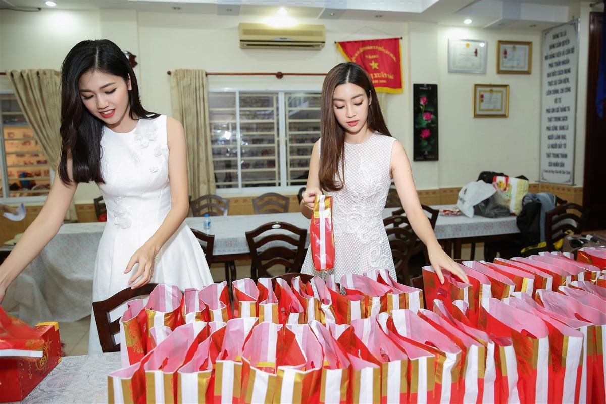 Hoa hậu Mỹ Linh, Á hậu Thanh Tú rạng rỡ hoá ‘chị Hằng’ đón trung thu sớm cùng trẻ em hoàn cảnh khó khăn Ảnh 2