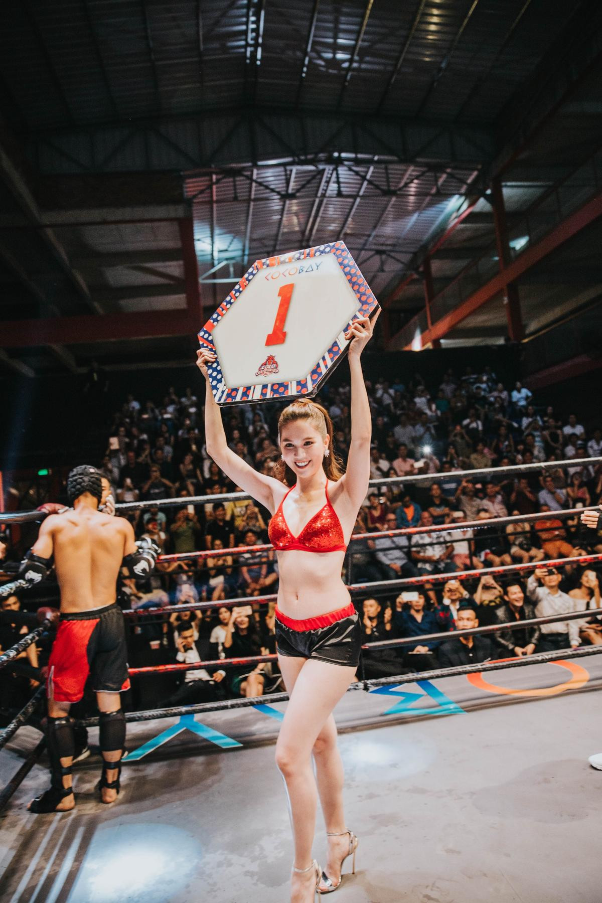 Ngọc Trinh làm ring girl, khoe đường cong 'chết người' tại giải võ thuật Ảnh 3