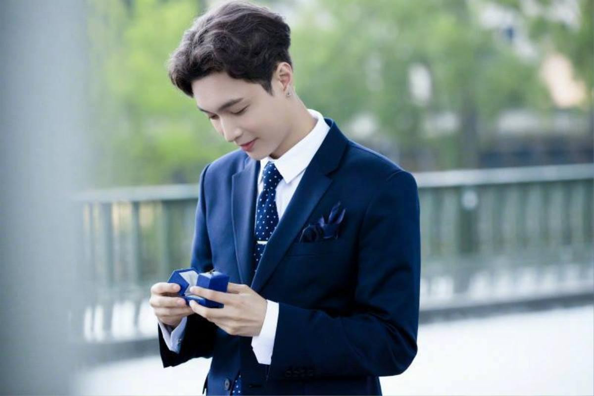 Trở lại với MV đậm chất Pháp, Lay (EXO) tự mình trả lời cho câu hỏi cách đây 1 năm Ảnh 1