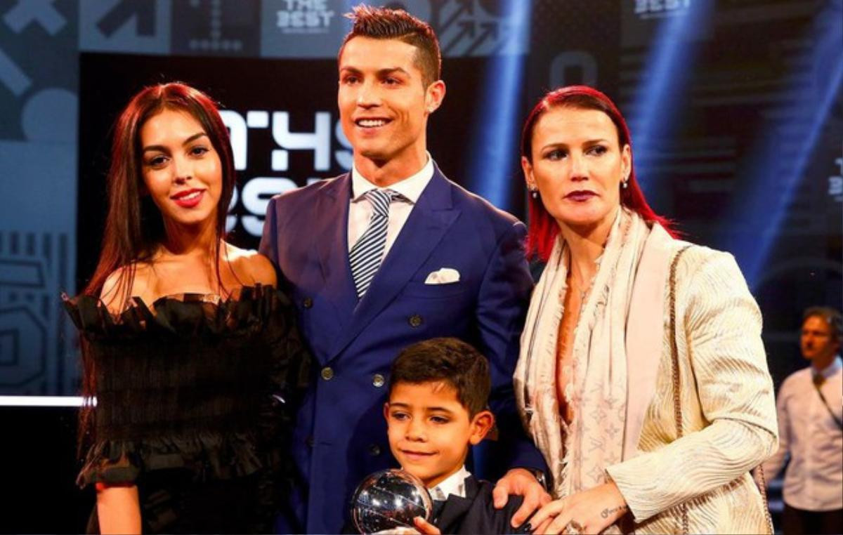 Tin buồn cho các fan nữ: Cristiano Ronaldo đã ấn định ngày cưới! Ảnh 3