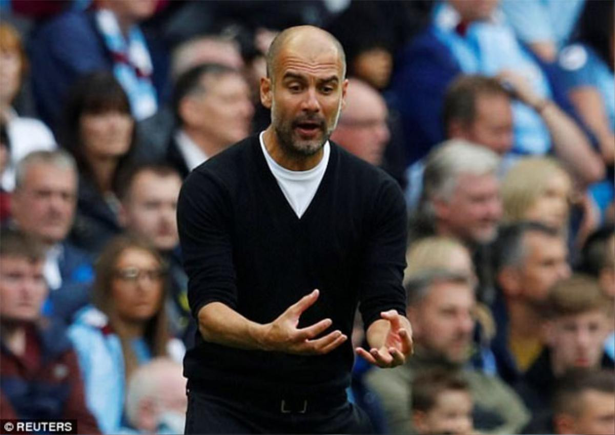 HLV Pep Guardiola chỉ dẫn chiến thuật cho… cậu bé nhặt bóng Ảnh 3