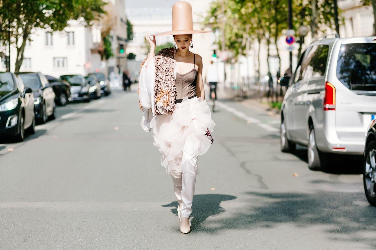 Lỗi mốt, rườm rà, Maya chẳng còn gì mặc khi đến Paris Fashion Week? Ảnh 1