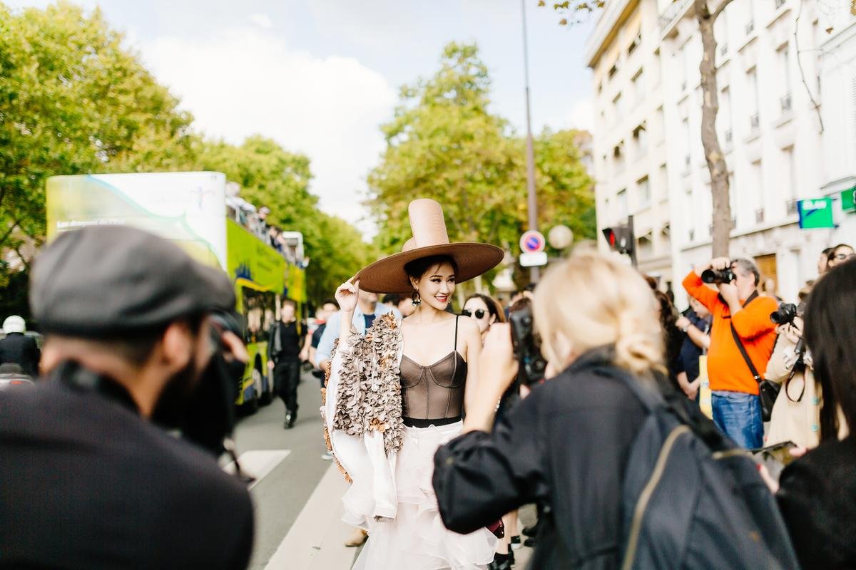 Lỗi mốt, rườm rà, Maya chẳng còn gì mặc khi đến Paris Fashion Week? Ảnh 4