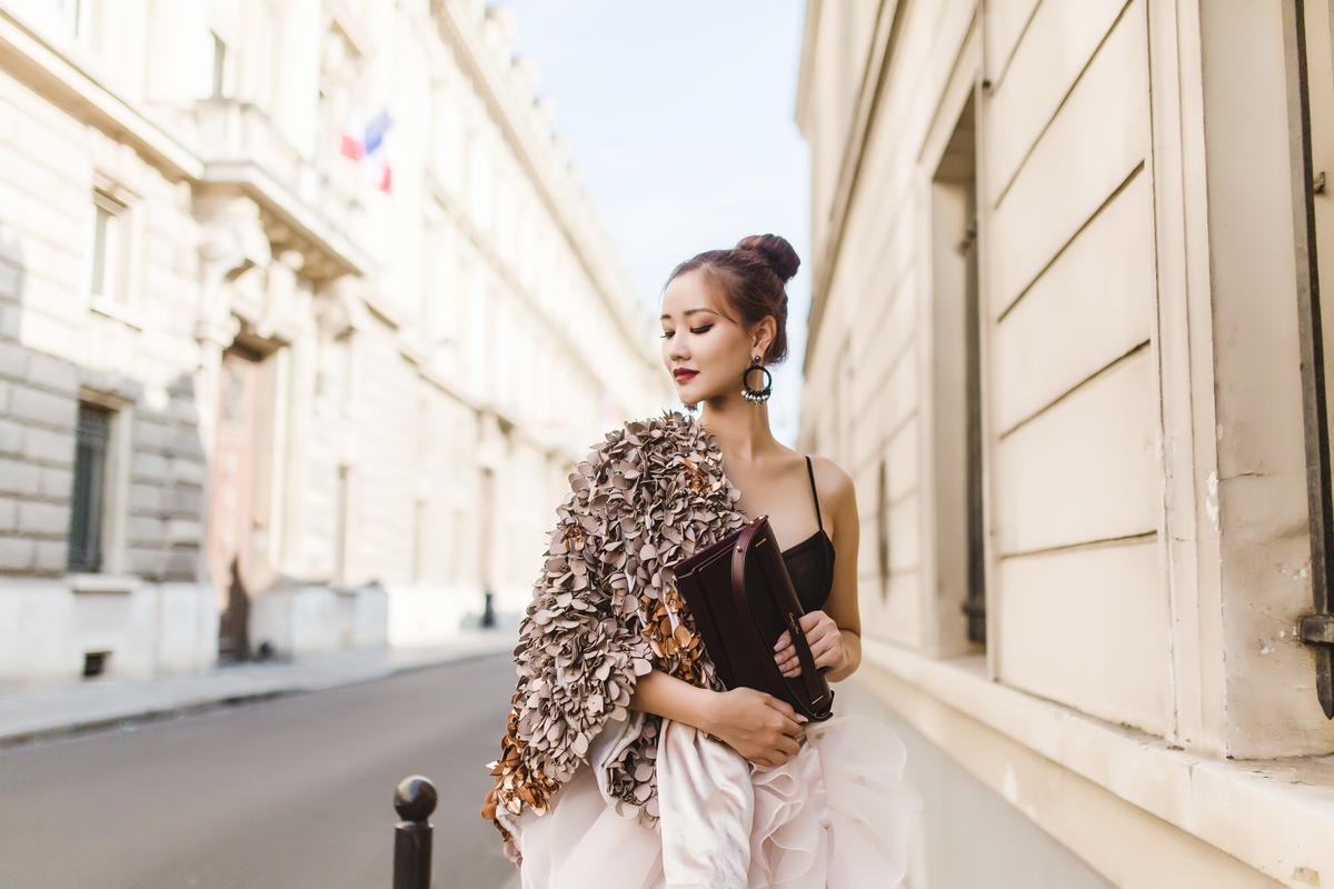 Lỗi mốt, rườm rà, Maya chẳng còn gì mặc khi đến Paris Fashion Week? Ảnh 7